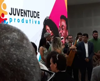 Em Salvador, ministro Luiz Marinho é presenteado com guitarra de sisal