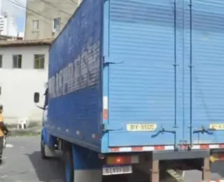 Caminhão quebra e interdita ladeira no Acupe de Brotas