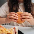 Consumo de fast-food no Brasil bate recorde e cresce 38% imagem