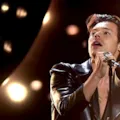 Harry Styles é atingido por objeto no rosto durante show; vídeo imagem