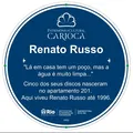 Renato Russo é homenageado com placa em prédio que morou no RJ imagem