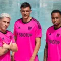 Time da atriz Margot Robbie, Fulham lança camisa cor de rosa imagem