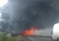 Acidente entre carretas causa explosão e deixa um morto na BR-116