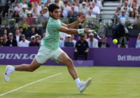 Alcaraz sofre em estreia na temporada de grama, mas avança no ATP 500