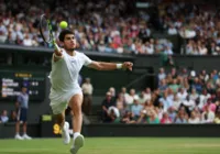 Alcaraz vira contra italiano e garante vaga nas quartas de Wimbledon