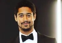 Alfred Enoch é roubado ao chegar para Prêmio do Cinema Brasileiro