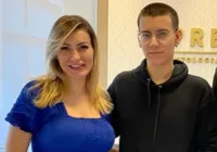 Andressa Urach permite que filho filme ela na cama com outra mulher