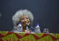 Angela Davis prega feminismo abolicionista e justiça sem vingança