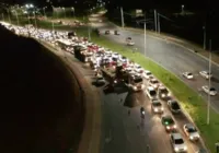 Após 12h tombada, carreta é retirada da Avenida 29 de Março