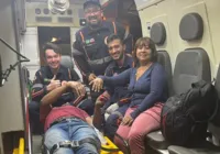 Após carro capotar, homem faz pedido de casamento em ambulância na BA