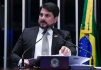 Após passar mal, Marcos do Val deixa a CPMI do 8 de janeiro