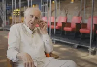 Ator Zé Celso tem 60% do corpo queimado e está em estado grave