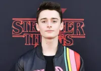 Ator de Stranger Things diz que personagem o ajudou a se assumir gay
