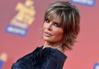 Atriz Lisa Rinna surpreende e posta selfie completamente nua; veja