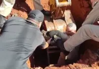 Bombeiros abrem buraco e salvam cadela presa em galeria pluvial; veja