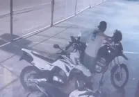 Câmera de segurança flagra furto de motos em academia de Salvador