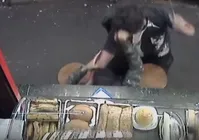 Câmera flagra homem sendo atacado a golpes de facão na Bahia