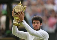 Carlos Alcaraz bate Novak Djokovic e é campeão de Wimbledon