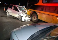 Carro bate em ônibus do transporte escolar e mata motorista