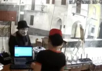 Casal que usava máscara do "V de Vingança" em assaltos é preso