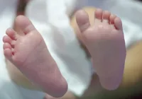 Casal vende filho de oito meses para comprar iPhone 14