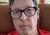 Cineasta polêmico faz campanha para conquistar nova namorada