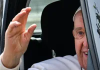 Cirurgia do papa Francisco é concluída sem complicações, diz Vaticano