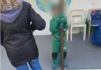 Criança amarrada na escola se reconhece em foto: “papai, sou eu”