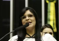 Dayane diz que bolsonaristas são “imbecis em sistema de pirâmide”