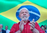 Deputado bolsonarista quer proibir Lula de usar vermelho