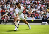 Djokovic estreia com vitória e muita chuva em Wimbledon