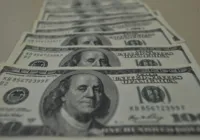 Dólar é negociado em menor patamar desde o ano passado