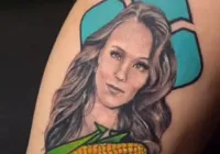 Empresário tatua rosto de Larissa Manoela e milho na perna