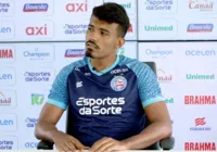 "Estou preparado para ser titular", diz Vinícius Mingotti em coletiva