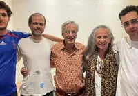 Filho de Caetano Veloso surge com abdômen trincado e choca web