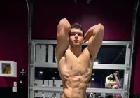 Filho de Carla Perez sensualiza na web e mãe repreende: "bota a roupa"