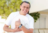 Frank Aguiar passa por harmonização e corta cabelo; veja o resultado