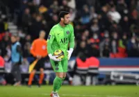 Goleiro do PSG que tomou coice de cavalo saiu do coma, diz esposa