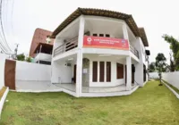 Grupo de pessoas quebra portão ao tentar invadir base do Samu na Bahia