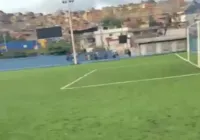 Homem é baleado em campo de futebol no IAPI; assista