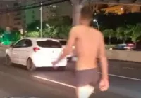 Homem é flagrado ao andar de cueca na Avenida Paralela
