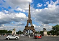 Homem é preso após saltar de paraquedas na Torre Eiffel