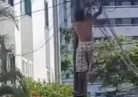 Homem escala poste  para furtar fio de cobre no Imbuí; vídeo