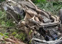 Homem morre e outro fica ferido após carro bater em árvore em Camacan