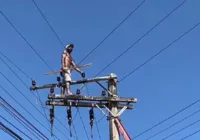 Homem sobe em poste para fugir da PM e deixa moradores sem luz