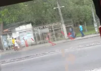 Homens em moto fazem arrastão em ponto de ônibus na Avenida Suburbana