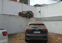 Idoso perde controle de carro e atravessa muro de hotel em Salvador