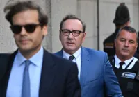 Kevin Spacey comparece à Justiça para ser julgado por agressão sexual