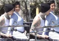 Kourtney Kardashian e Travis Barker anunciam que vão ter um menino
