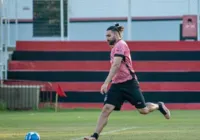 Léo Gamalho tranquiliza torcida após cirurgia de câncer de pele